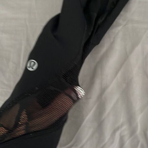 Lululemon black leggings 7/8 with lace inserts sz 2 - Picture 4 of 5